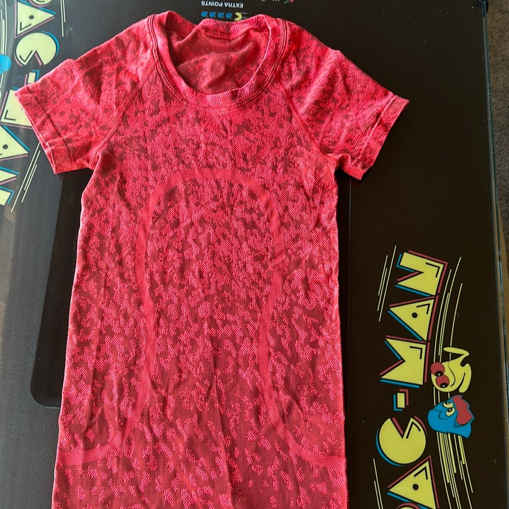 Lululemon Swiftly Tech Tee Size 0 Red abstract heathered print